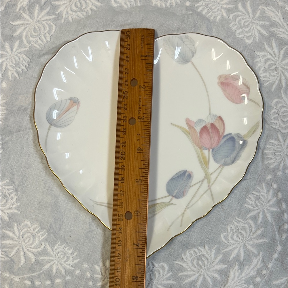Mikasa Heart-Shaped Floral Bone China Plate with Gold Trim Valentine Spring - Picture 4 of 4